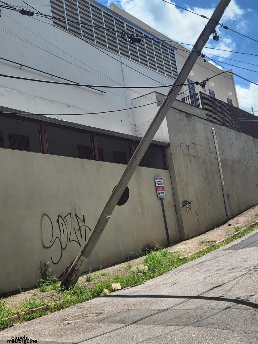 Poste pendurado na Capela preocupa moradores; CPFL se isenta de responsabilidade